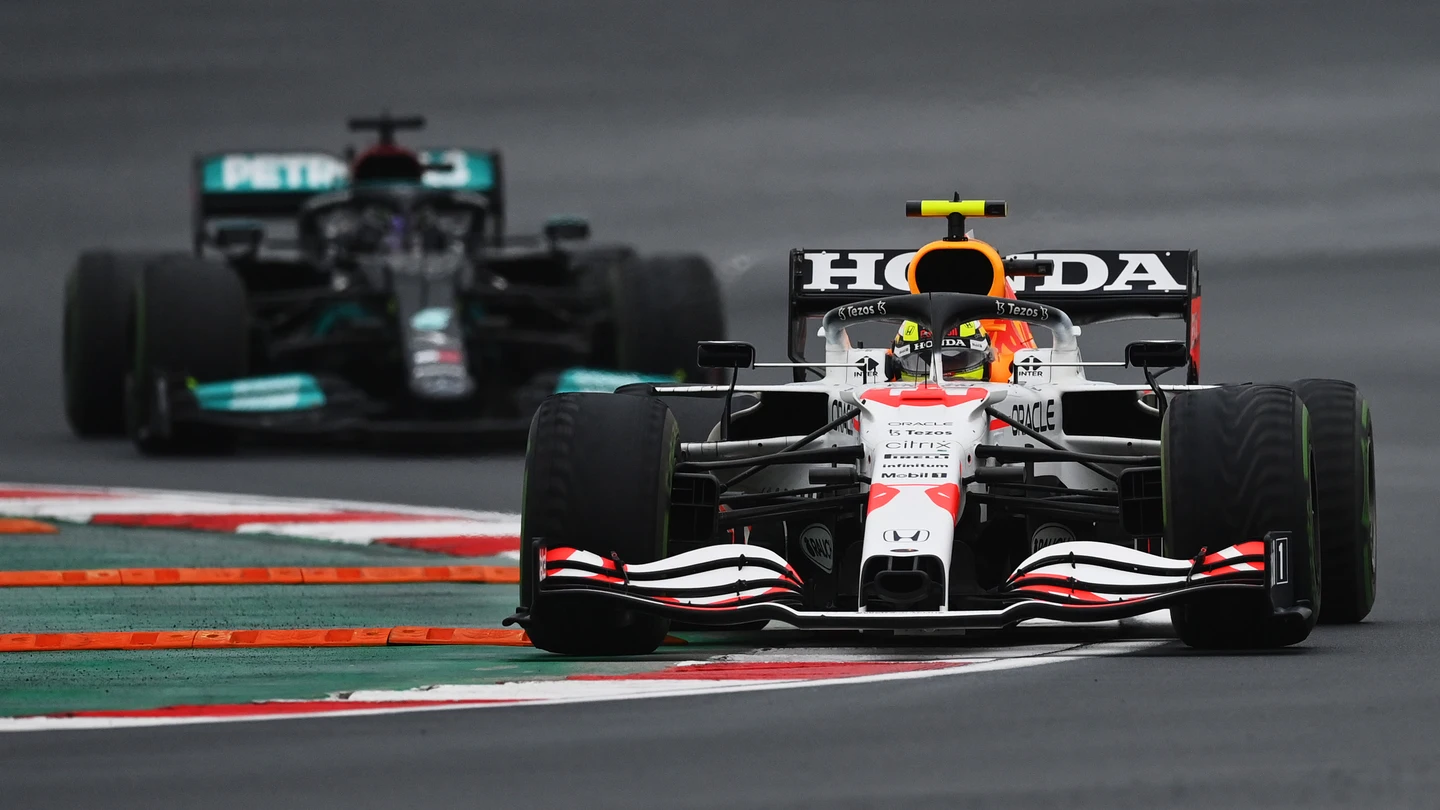 Sergio Pérez y Lewis Hamilton Sergio Pérez y Lewis Hamilton