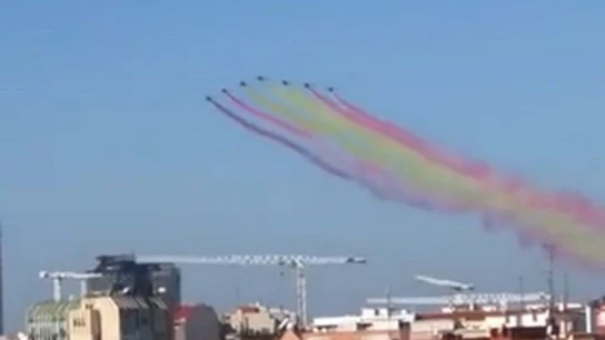 Estela de la bandera de España dibujada por la Patrulla Águila Estela de la bandera de España dibujada por la Patrulla Águila
