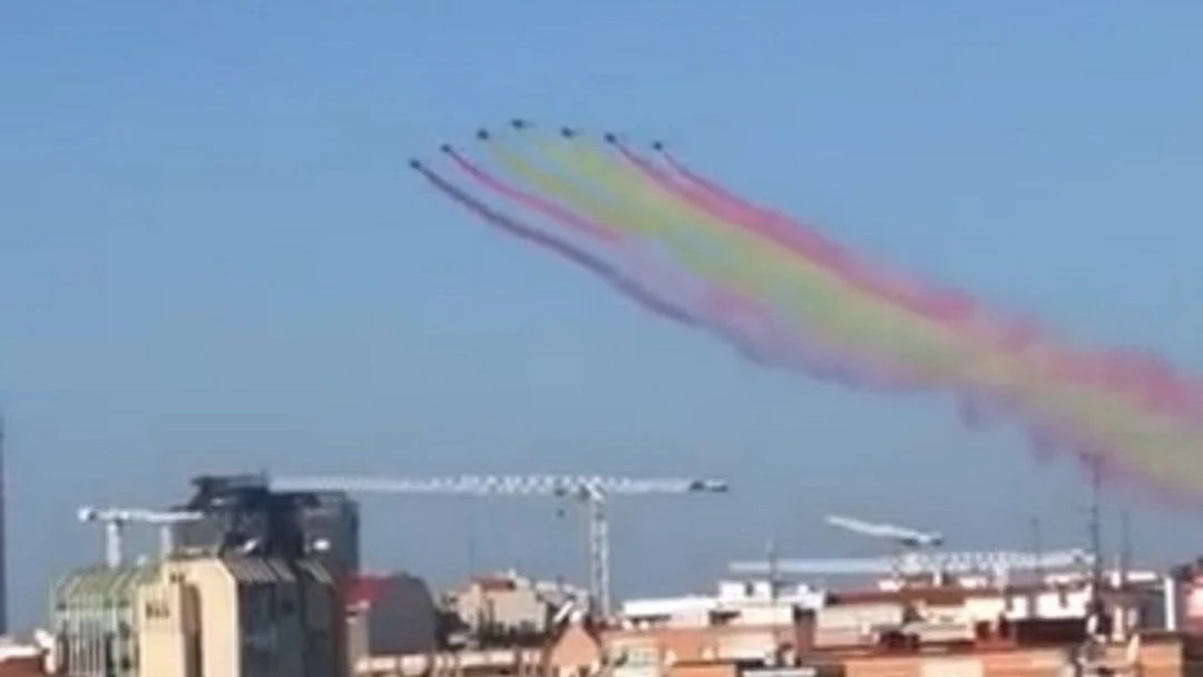 Estela de la bandera de España dibujada por la Patrulla Águila