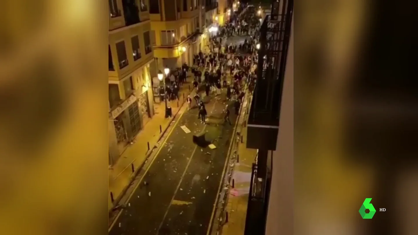 Vandalismo, cargas policiales y 18 detenidos durante un macrobotellón en Zaragoza Vandalismo, cargas policiales y 18 detenidos durante un macrobotellón en Zaragoza