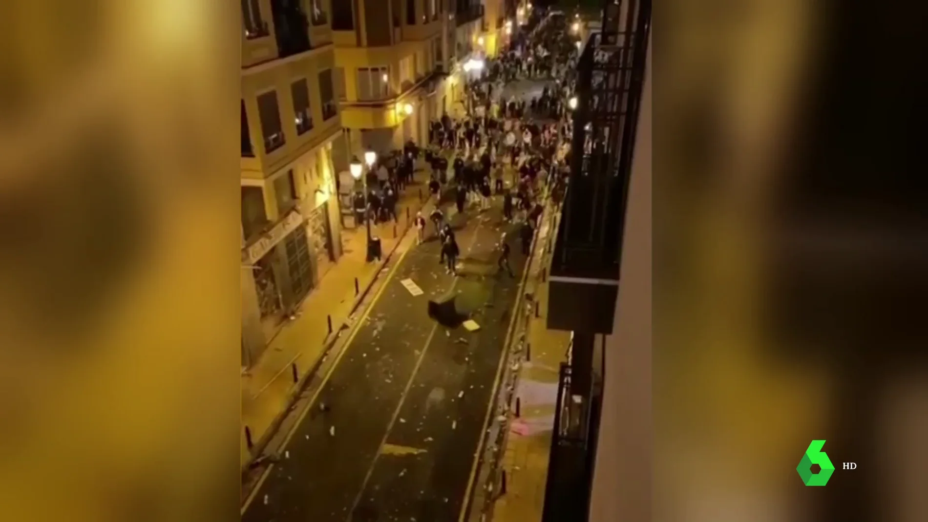Vandalismo, cargas policiales y 18 detenidos durante un macrobotellón en Zaragoza