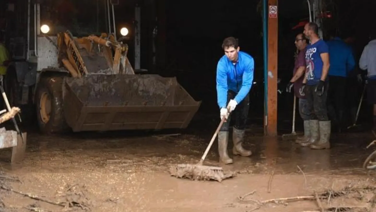Rafa Nadal, ayudando en Sant Llorenç des Cardessar en 2018 Rafa Nadal, ayudando en Sant Llorenç des Cardessar en 2018