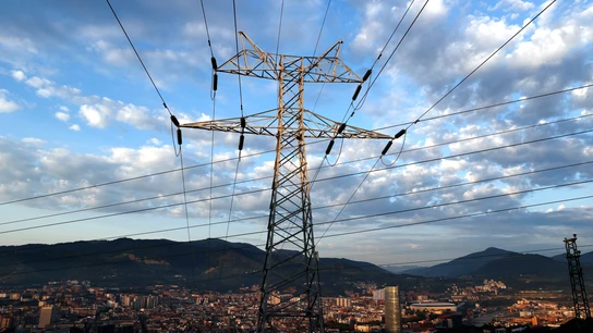 Una torre de transporte de energía perteneciente a red eléctrica, con la ciudad de Bilbao al fondo, en una fotografía de archivo Una torre de transporte de energía perteneciente a red eléctrica, con la ciudad de Bilbao al fondo, en una fotografía de archivo