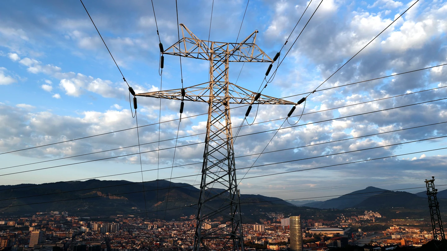 Una torre de transporte de energía perteneciente a red eléctrica, con la ciudad de Bilbao al fondo, en una fotografía de archivo Una torre de transporte de energía perteneciente a red eléctrica, con la ciudad de Bilbao al fondo, en una fotografía de archivo