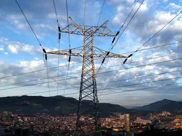 Una torre de transporte de energía perteneciente a red eléctrica, con la ciudad de Bilbao al fondo, en una fotografía de archivo