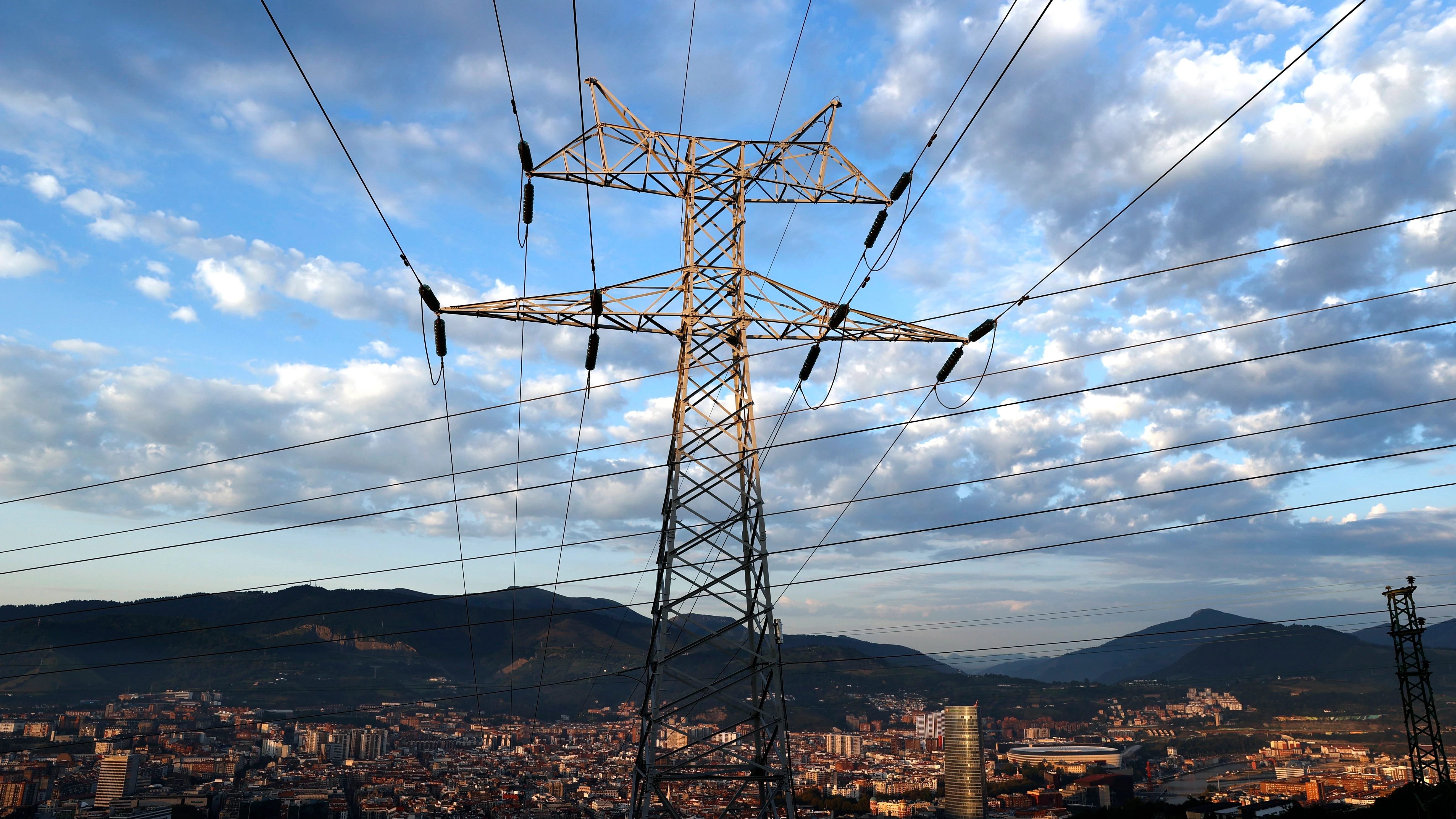 Una torre de transporte de energía perteneciente a red eléctrica, con la ciudad de Bilbao al fondo, en una fotografía de archivo