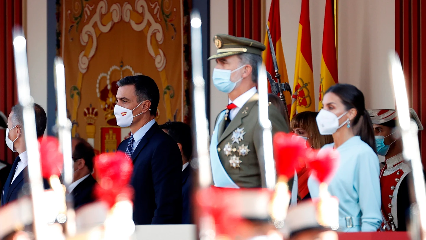 Pedro Sánchez junto al rey Felipe VI y la reina Letizia durante el desfile del 12 de octubre Pedro Sánchez junto al rey Felipe VI y la reina Letizia durante el desfile del 12 de octubre