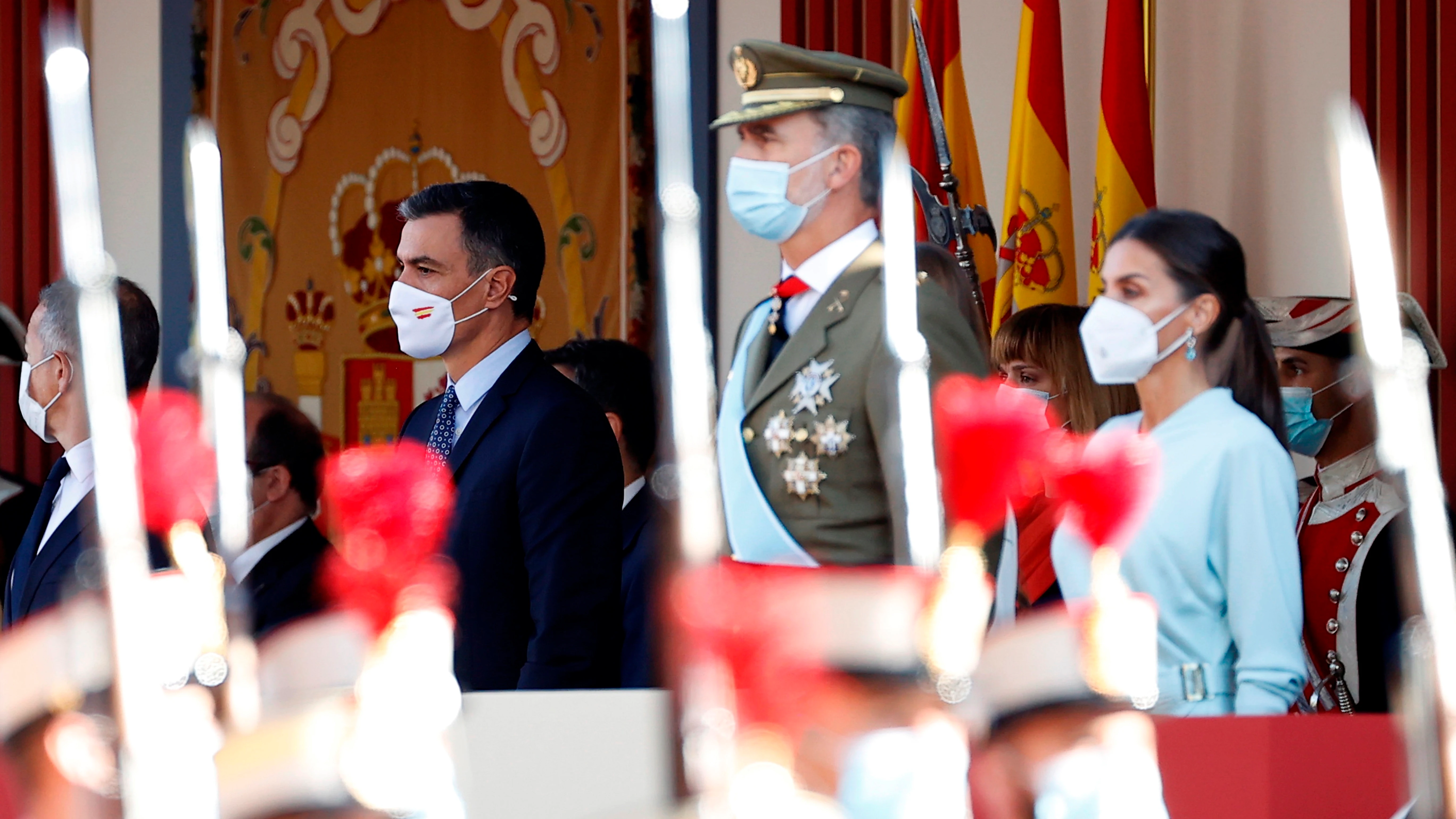 Pedro Sánchez junto al rey Felipe VI y la reina Letizia durante el desfile del 12 de octubre