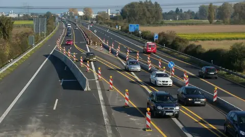 Puertas antiatascos: la DGT desvela uno de sus trucos para aliviar el tráfico de las carreteras españolas Puertas antiatascos