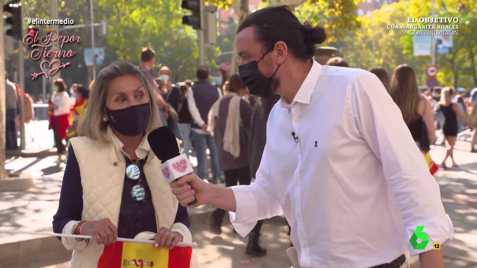 Así le cambia la cara a una asistente al desfile militar del 12 de Octubre al escuchar hablar de la ley trans y Javier Bardem