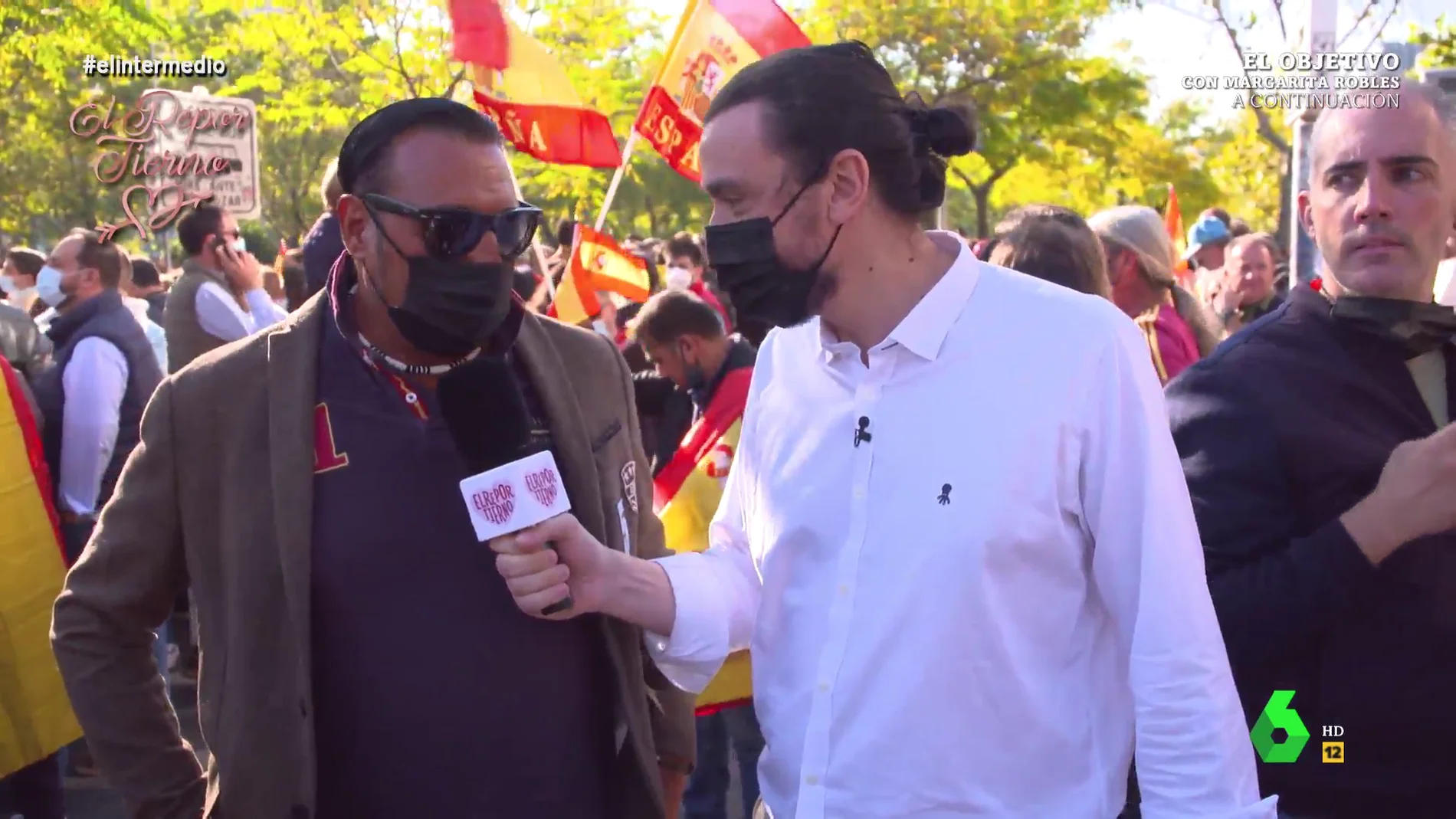 David Pareja pone a prueba a los asistentes al desfile del 12 de octubre: "¿España es un amor para casarte con ella o en plan 'follamigos'?"