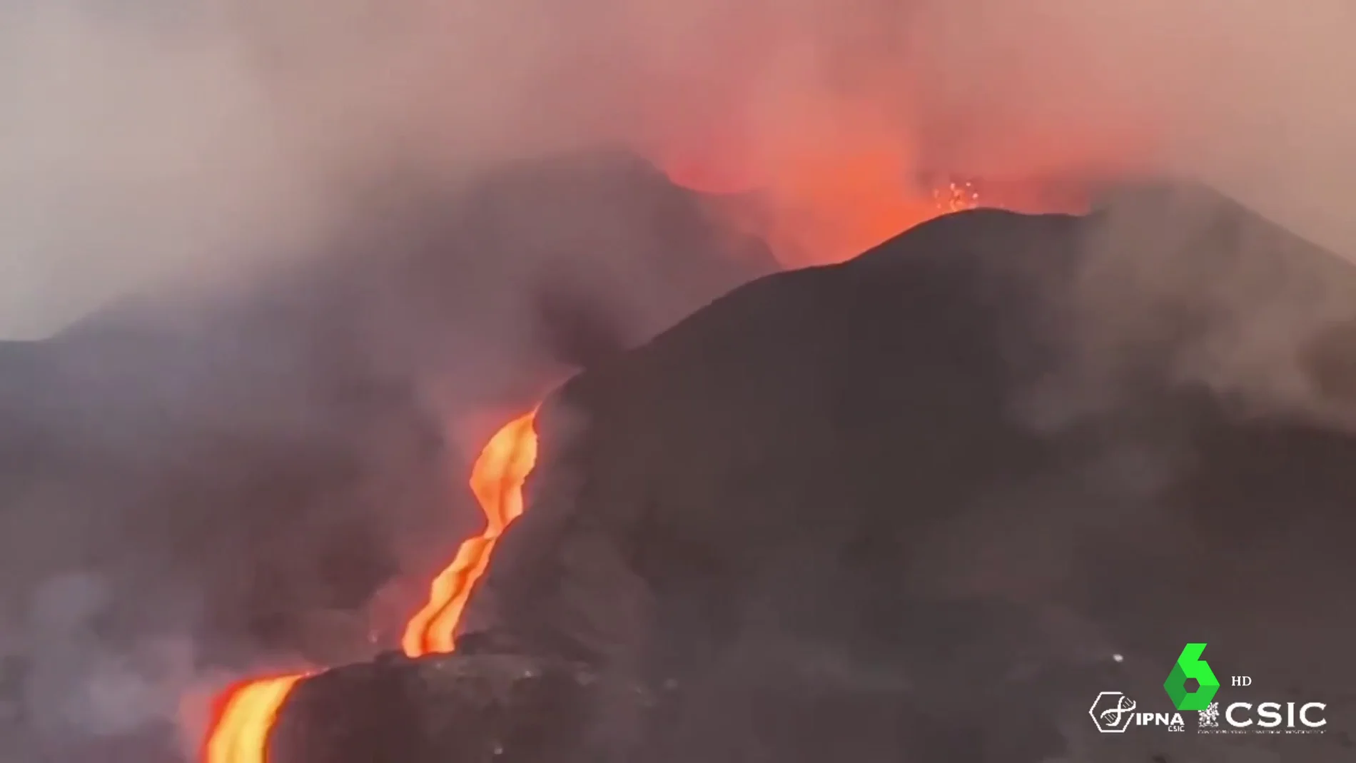 El volcán de La Palma expulsa lava con fuerza