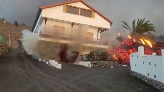 El momento en el que la lava destruye una casa en La Palma