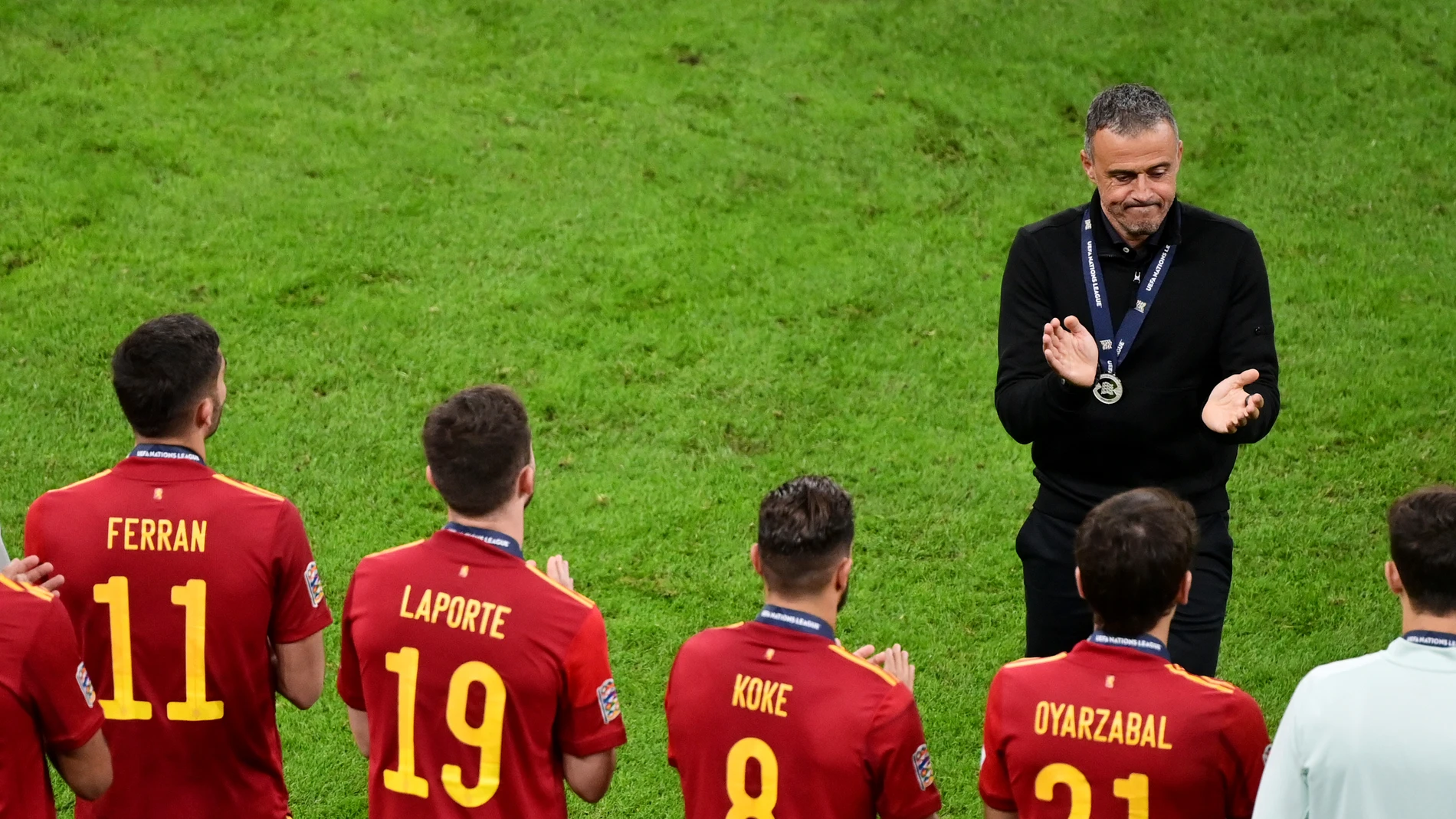 Luis Enrique aplaude a sus jugadores tras caer frente a Francia en la final de la Nations League