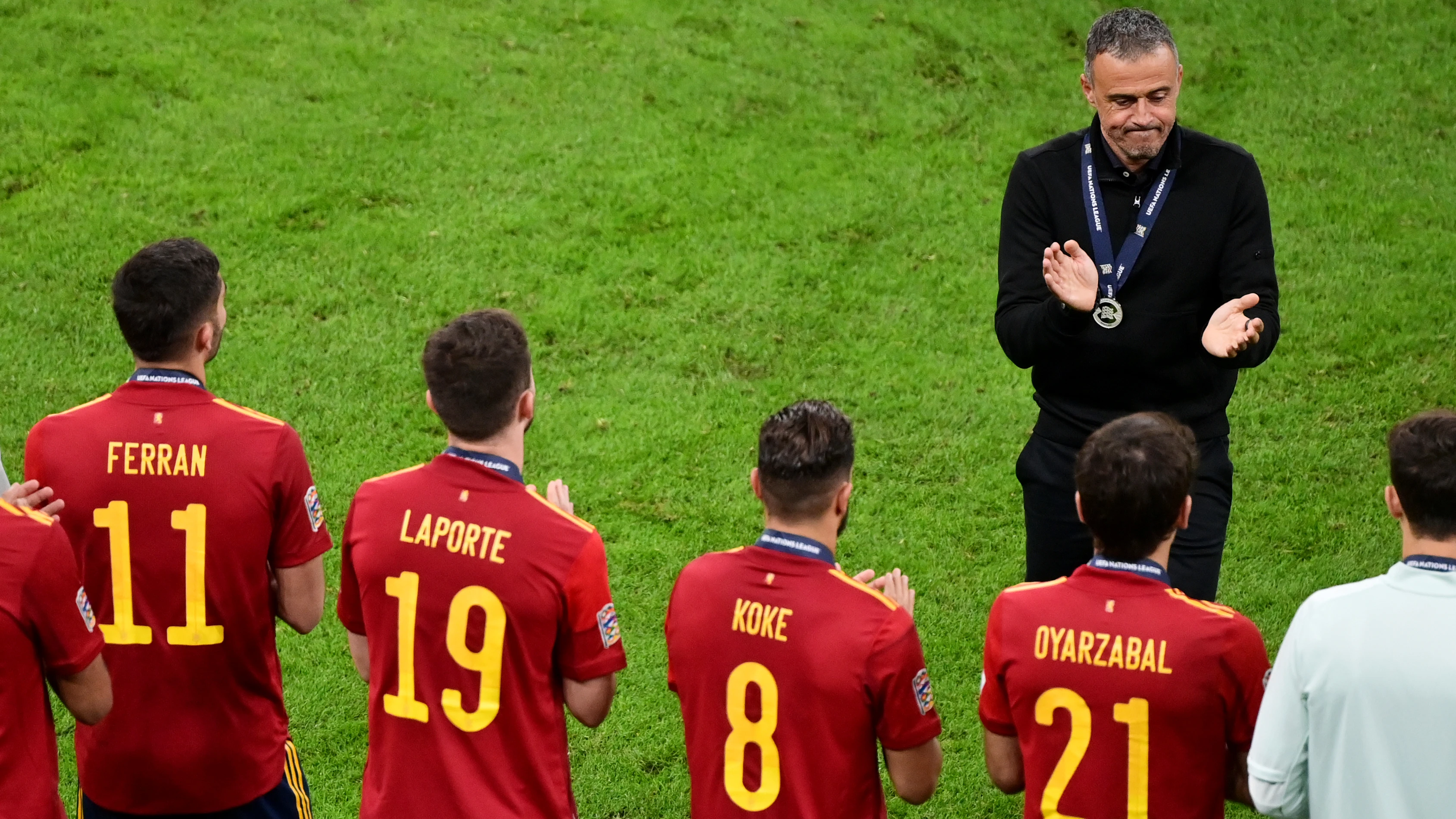 Luis Enrique aplaude a sus jugadores tras caer frente a Francia en la final de la Nations League