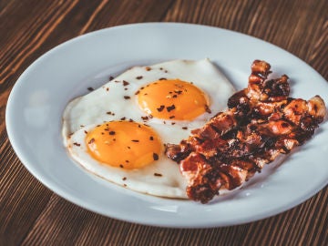Plato de bacon con huevos fritos