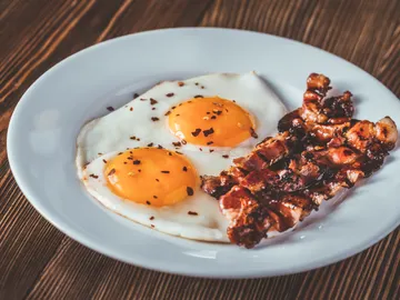 Plato de bacon con huevos fritos Plato de bacon con huevos fritos