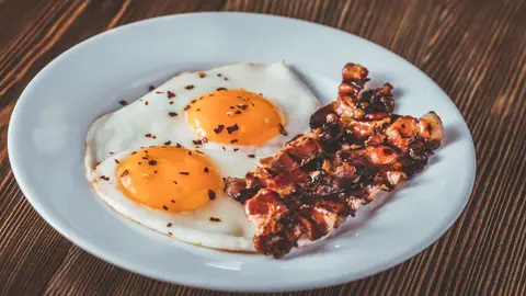 Plato de bacon con huevos fritos Plato de bacon con huevos fritos