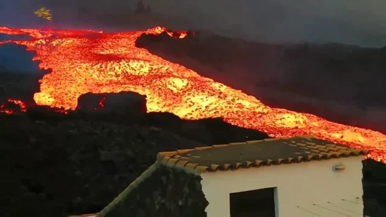 Graban un "tsunami de lava" saliendo del volcán de La Palma Graban un "tsunami de lava" saliendo del volcán de La Palma