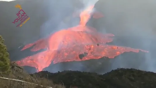 La colada principal del volcán de La Palma se desborda y obliga a nuevas evacuaciones La colada principal del volcán de La Palma se desborda y obliga a nuevas evacuaciones