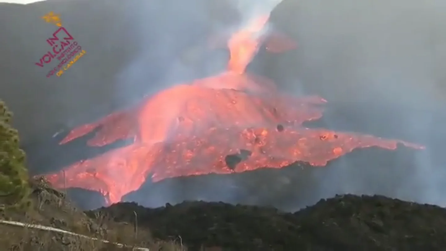La colada principal del volcán de La Palma se desborda y obliga a nuevas evacuaciones La colada principal del volcán de La Palma se desborda y obliga a nuevas evacuaciones