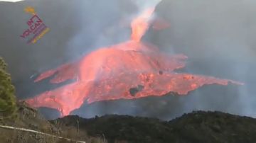 La colada principal del volcán de La Palma se desborda y obliga a nuevas evacuaciones