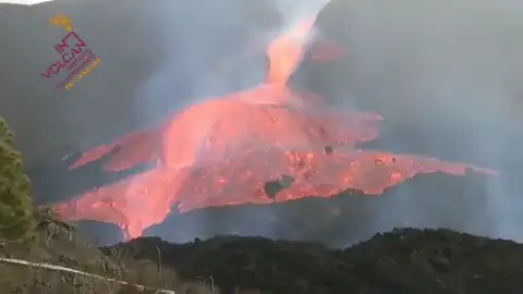 La colada principal del volcán de La Palma se desborda y obliga a nuevas evacuaciones La colada principal del volcán de La Palma se desborda y obliga a nuevas evacuaciones