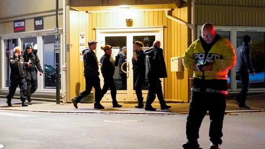 Policías en las calles de Kongsberg, al suroeste de Oslo, donde tuvo lugar el ataque Policías en las calles de Kongsberg, al suroeste de Oslo, donde tuvo lugar el ataque