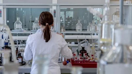 Una mujer investiga en un laboratorio Una mujer investiga en un laboratorio