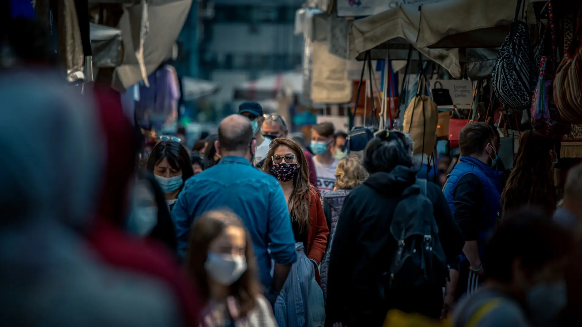 Gente en un mercado local durante la pandemia de la covid-19