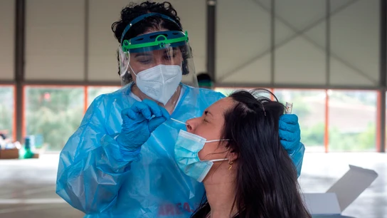 Una mujer se somete a una prueba PCR Una mujer se somete a una prueba PCR