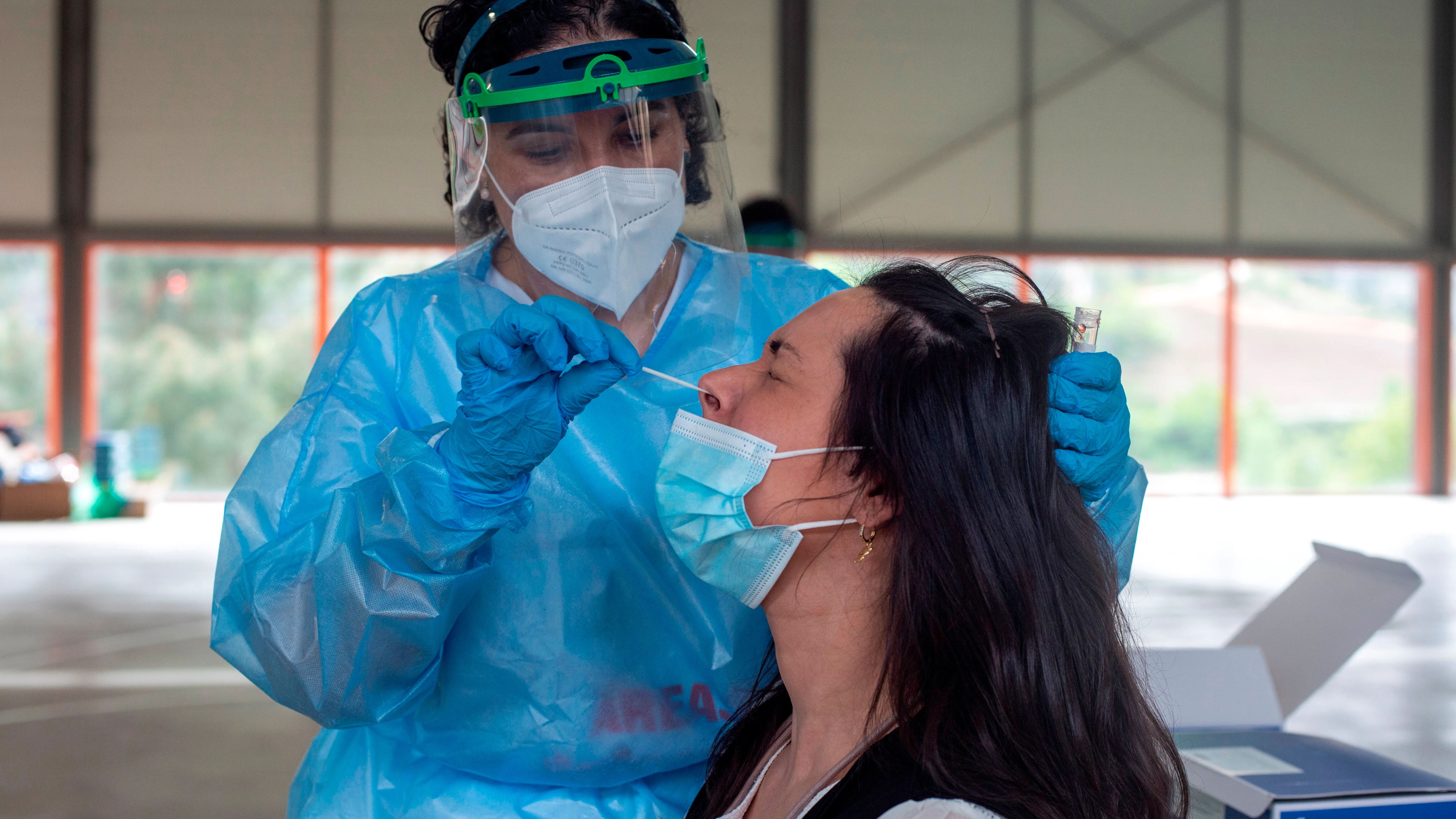 Una mujer se somete a una prueba PCR