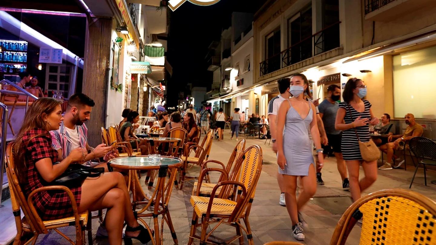 Imagen de jóvenes en una calle de Sitges Imagen de jóvenes en una calle de Sitges