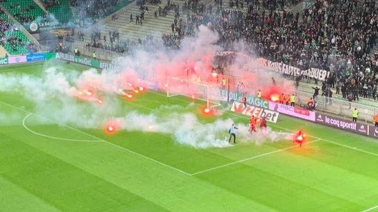 Lanzamiento de bengalas en el Saint-Etienne - Angers Lanzamiento de bengalas en el Saint-Etienne - Angers