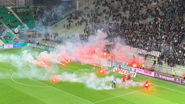 Lanzamiento de bengalas en el Saint-Etienne - Angers