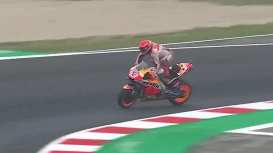 Marc Márquez salva una caída en la clasificación de Misano Marc Márquez salva una caída en la clasificación de Misano