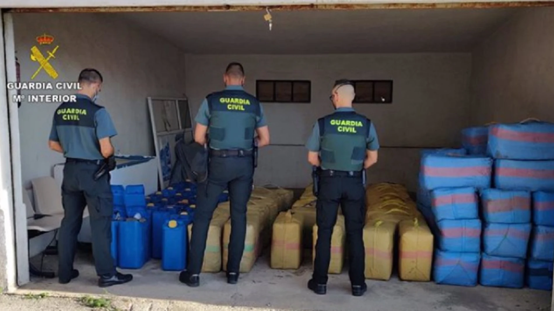 Imagen de los kilos de hachís intervenidos por la Guardia Civil