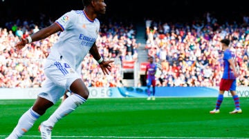 David Alaba celebra un gol ante el Barça