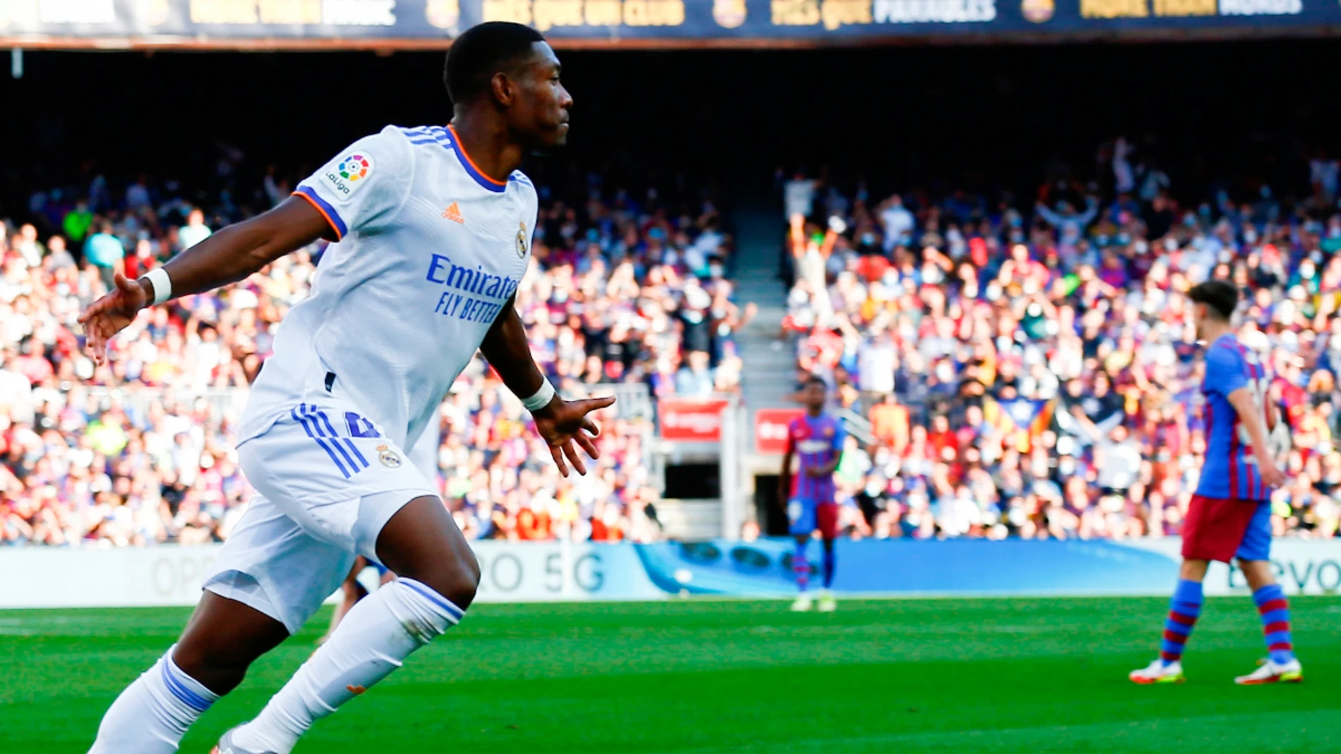 David Alaba celebra un gol ante el Barça