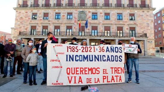 Vista de la concentraci&oacute;n en la plaza de la Constituci&oacute;n de Zamora este s&aacute;bado en defensa del ferrocarril como medio de transporte
