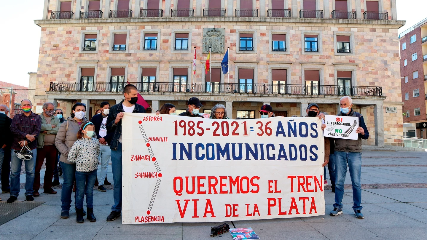 Vista de la concentración en la plaza de la Constitución de Zamora este sábado en defensa del ferrocarril como medio de transporte Vista de la concentración en la plaza de la Constitución de Zamora este sábado en defensa del ferrocarril como medio de transporte