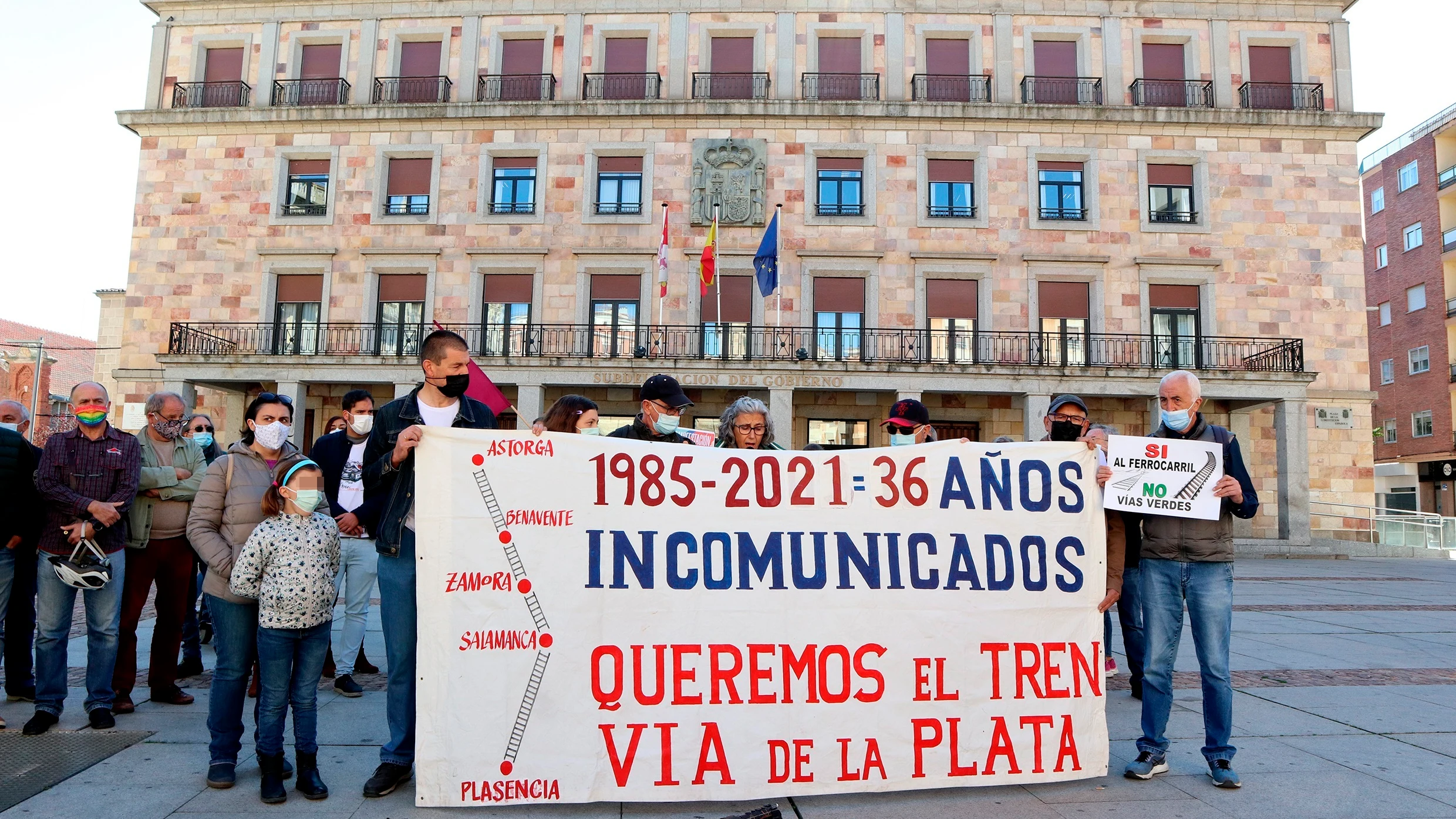 Vista de la concentración en la plaza de la Constitución de Zamora este sábado en defensa del ferrocarril como medio de transporte