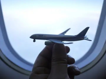 Las curiosas razones por la que hay que levantar las persianas de las ventanillas del avión al despegar y al aterrizar Las curiosas razones por la que hay que levantar las persianas de las ventanillas del avión al despegar y al aterrizar