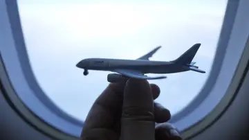 Las curiosas razones por la que hay que levantar las persianas de las ventanillas del avión al despegar y al aterrizar