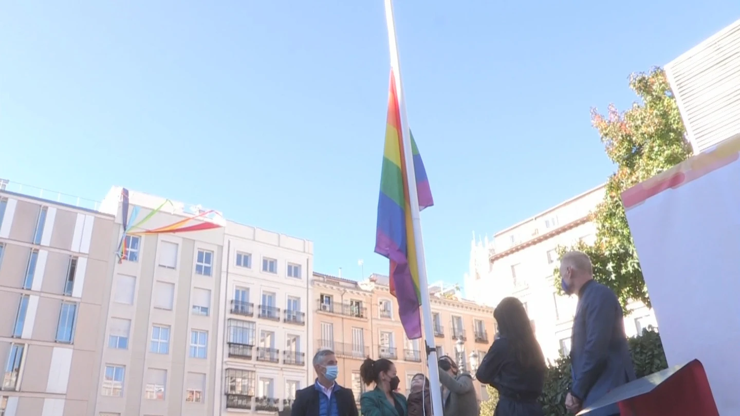 Izan una bandera LGTBI permanente en Madrid en un acto sin el PP Izan una bandera LGTBI permanente en Madrid en un acto sin el PP