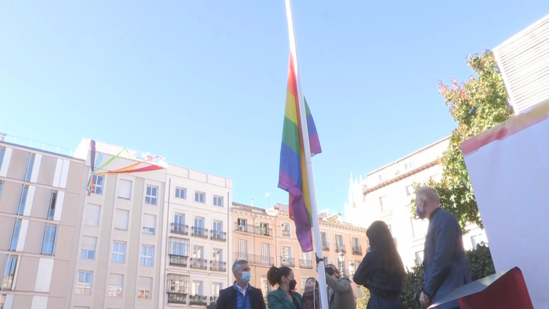 Izan una bandera LGTBI permanente en Madrid en un acto sin el PP