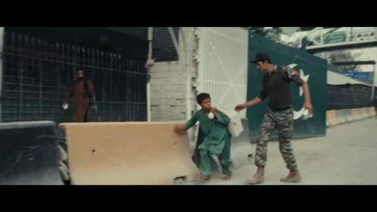 Las impactantes imágenes de cómo los talibanes tratan a los niños y niñas: así les dan con una vara mientras corren Las impactantes imágenes de cómo los talibanes tratan a los niños y niñas: así les dan con una vara mientras corren