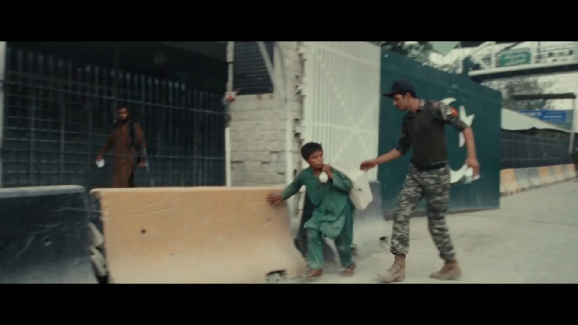 Las impactantes imágenes de cómo los talibanes tratan a los niños y niñas: así les dan con una vara mientras corren