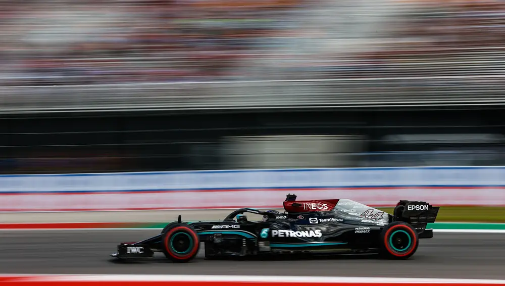 Hamilton se encuentra entre los Red Bull