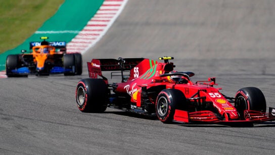 Carlos Sainz, por delante de un McLaren